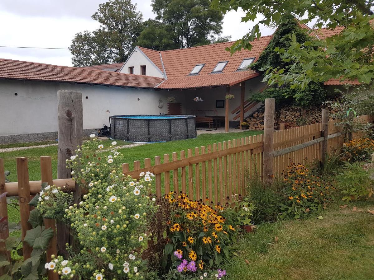 Apartman Na Farme U Koni Milesov Екстериор снимка